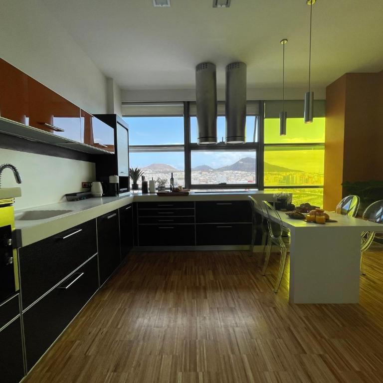 Luxury Family Beachfront Apartment - Three-Bedroom Apartment - 21