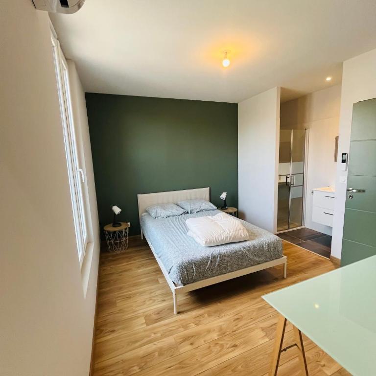 Chez Oma I 1 appartement indépendant OPI I 3 chambres privatives avec salle d eau et salon commun cuisine commune WC commun patio commun - Appartement avec Terrasse - 1