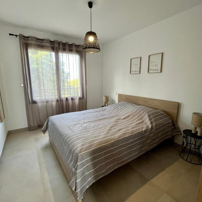 Appartement climatisé neuf au calme, proche centre-ville, 4 minutes en voiture plage et commerces - One-Bedroom Apartment - 6