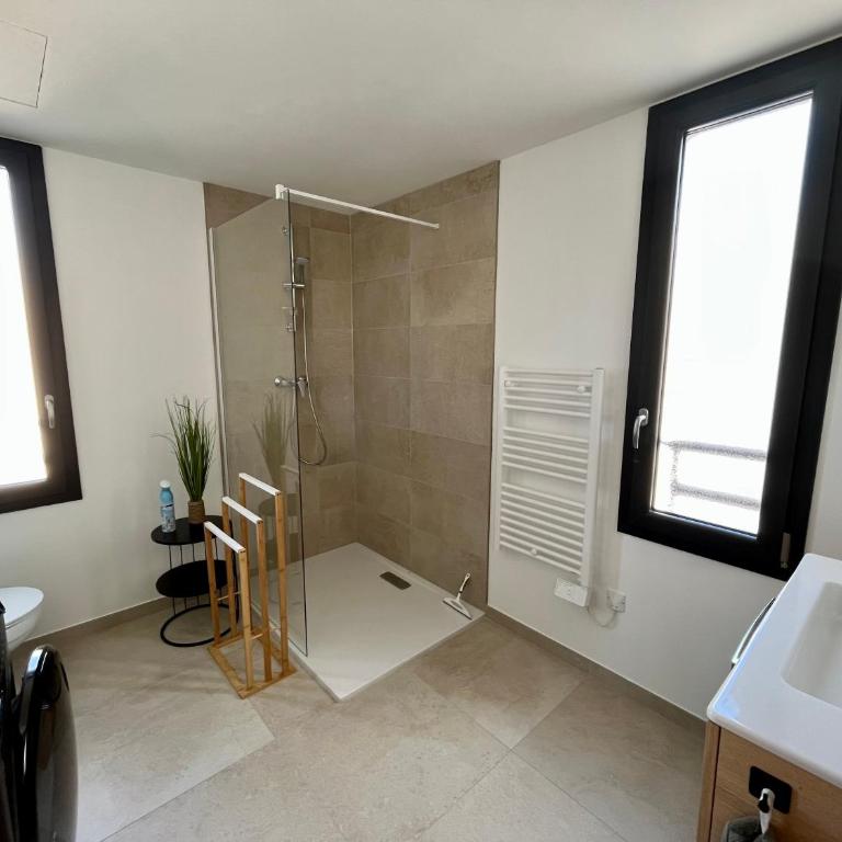 Appartement climatisé neuf au calme, proche centre-ville, 4 minutes en voiture plage et commerces - One-Bedroom Apartment - 8