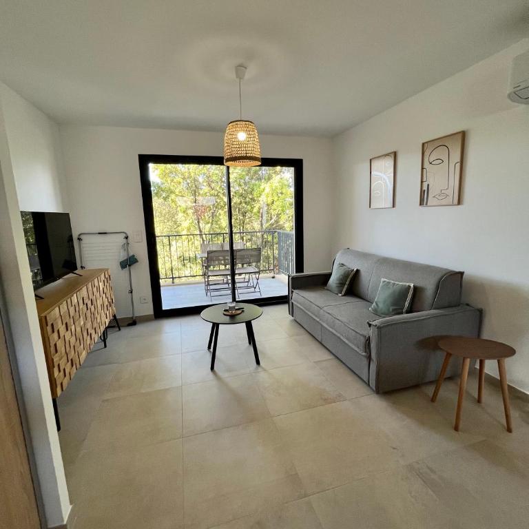 Appartement climatisé neuf au calme, proche centre-ville, 4 minutes en voiture plage et commerces - One-Bedroom Apartment - 4