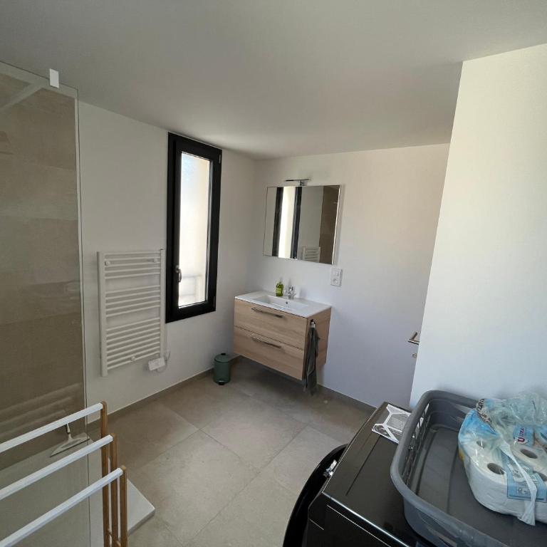 Appartement climatisé neuf au calme, proche centre-ville, 4 minutes en voiture plage et commerces - One-Bedroom Apartment - 10