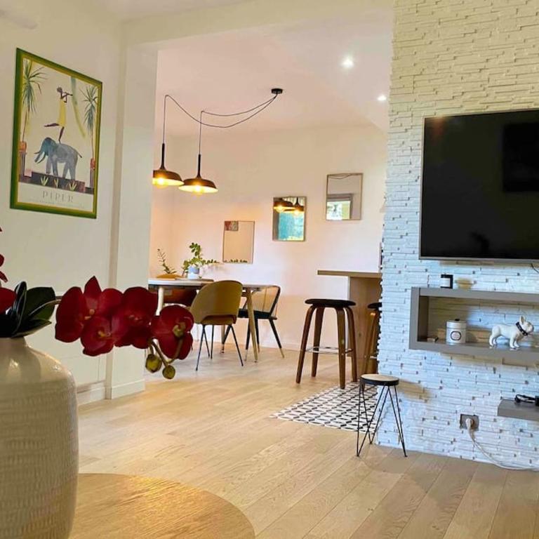 Magnifique T3 rénové, 15min à pied CV, pkg privé - Appartement 2 Chambres - 17