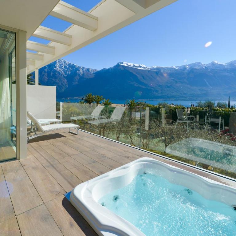 Park Hotel Imperial - Suite Deluxe Dotata di Terrazza con Vista sul Lago e Vasca da Bagno Idromassaggio - 1
