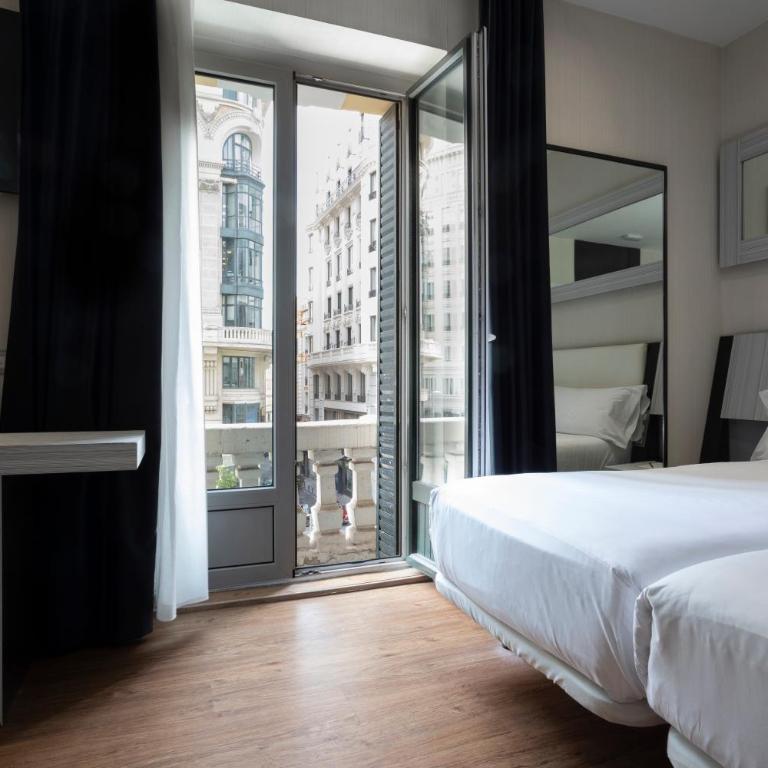 Petit Palace Triball - Quadruple Room with City View - 2