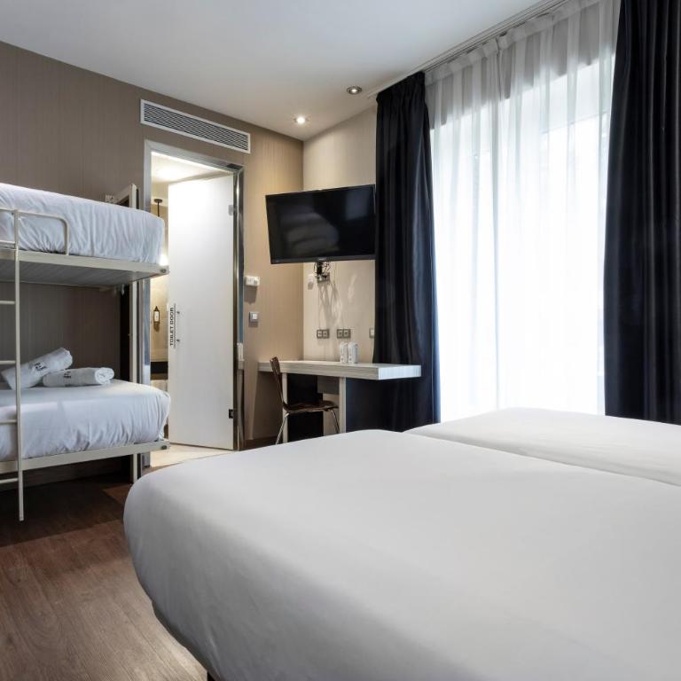 Petit Palace Triball - Quadruple Room with City View - 14