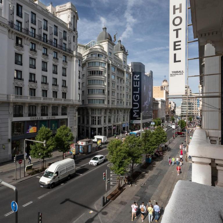 Petit Palace Triball - Quadruple Room with City View - 15