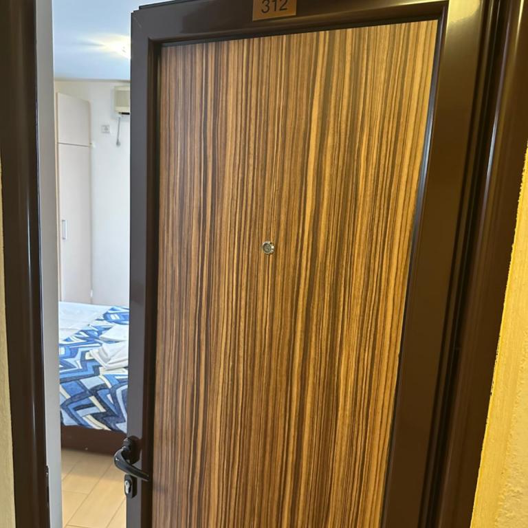Azzuro apartments Budva - Dvokrevetna Soba sa Bračnim Krevetom i Terasom - 6