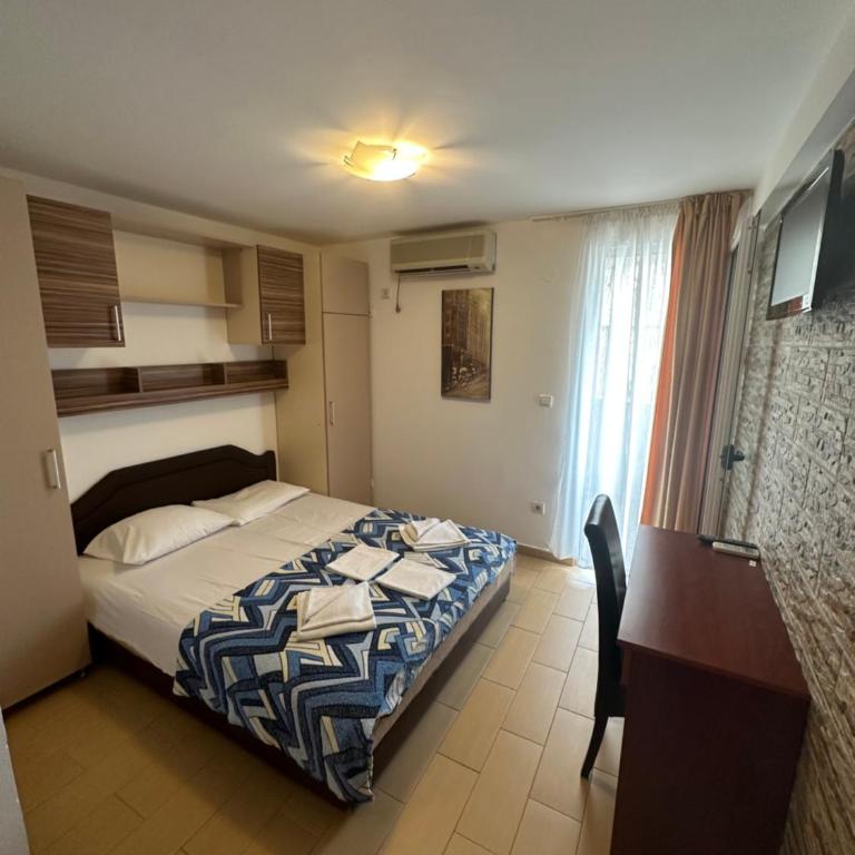 Azzuro apartments Budva - Dvokrevetna Soba sa Bračnim Krevetom i Terasom - 5