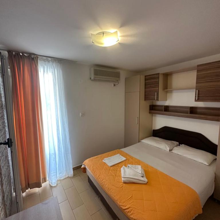 Azzuro apartments Budva - Dvokrevetna Soba sa Bračnim Krevetom - 1