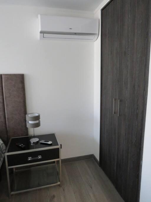 Depto Stgo centro pasos de todo: metro, transfer hacia aeropuerto - One-Bedroom Apartment - 3