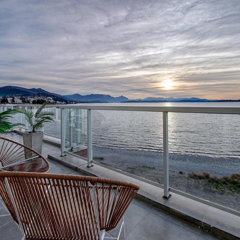 Bariloche costa del lago Ollagua, vista al lago panoramica, piscina, cochera - Apartamento con vistas al lago - 1