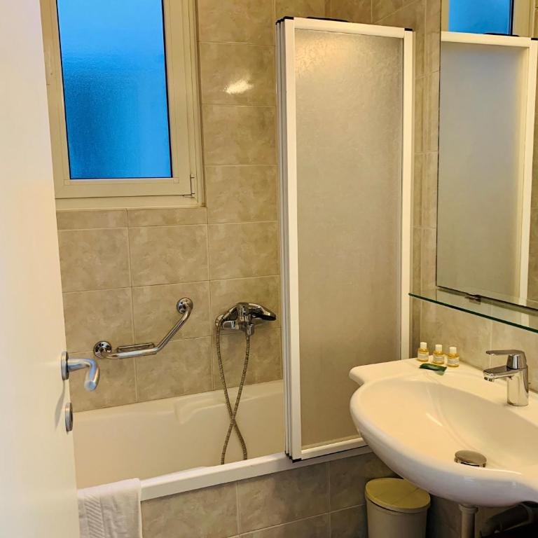 Front Lake Apartment Bardolino - Appartamento con 3 Camere da Letto e con Balcone - 17