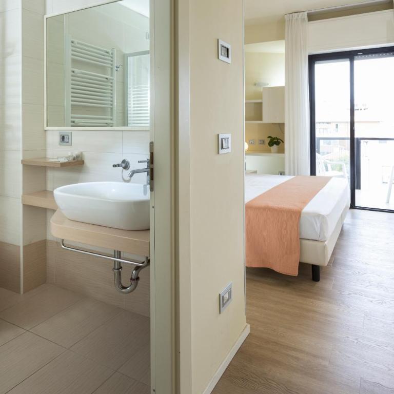 Hotel 2000 Riccione - Camera Familiare Deluxe - 3