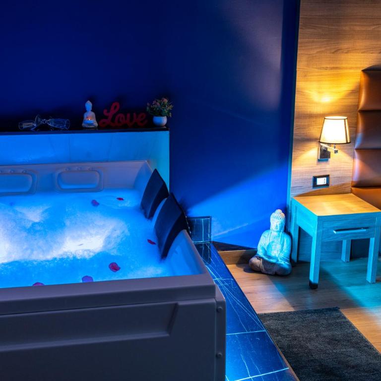 Exclusive - King Room with Spa Bath - 1