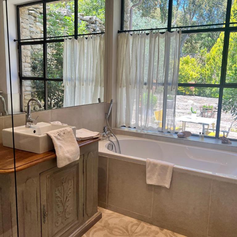 Villa Hautvallon - Peaceful Escape in Provence - Deluxe Double Room with Terrace - 5