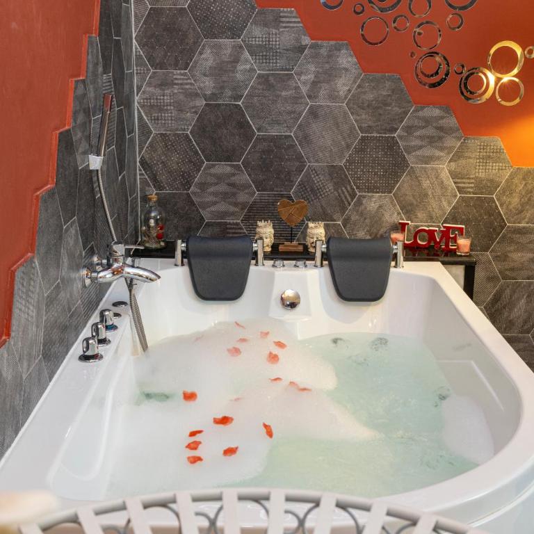 Exclusive - Queen Room with Spa Bath - 3