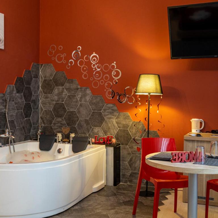 Exclusive - Queen Room with Spa Bath - 4