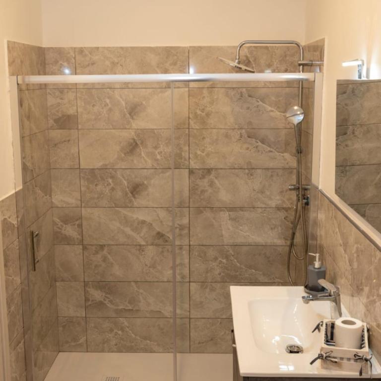 Exclusive - Quadruple Room with Shower - 2