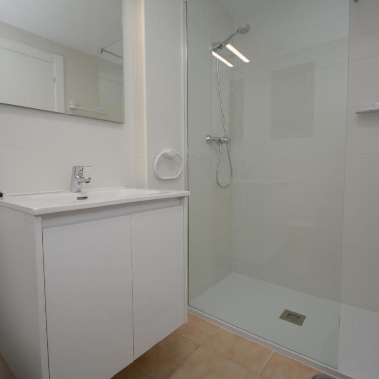 Alojamientos familiares Sa Gavina Estartit, Principal - Three-Bedroom Apartment with Balcony & Pool View ( 6-8) - 5