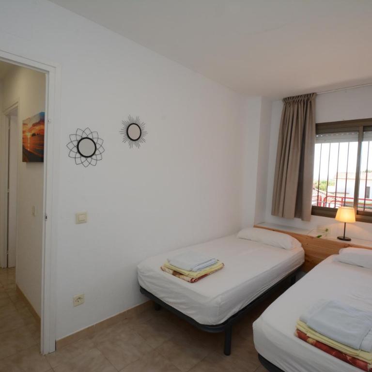 Alojamientos familiares Sa Gavina Estartit, Principal - Three-Bedroom Apartment with Balcony & Pool View ( 6-8) - 12