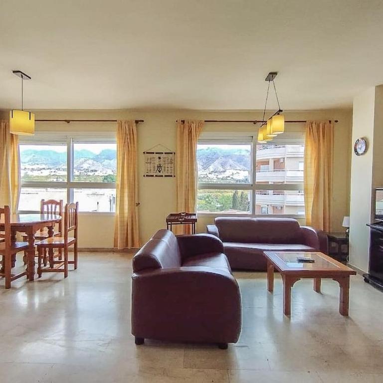 Spacious 4 bedroom with parking in town centre, Nerja - Apartamento - 5