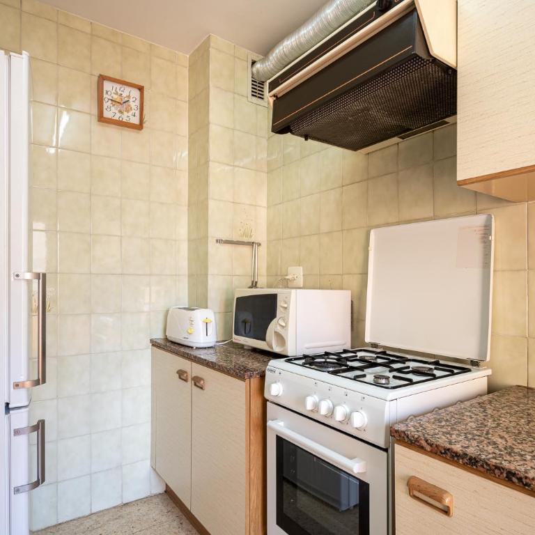 AT015 Piscina y aparcamiento, a 7 min de la playa La Paella - Three-Bedroom Apartment - 29