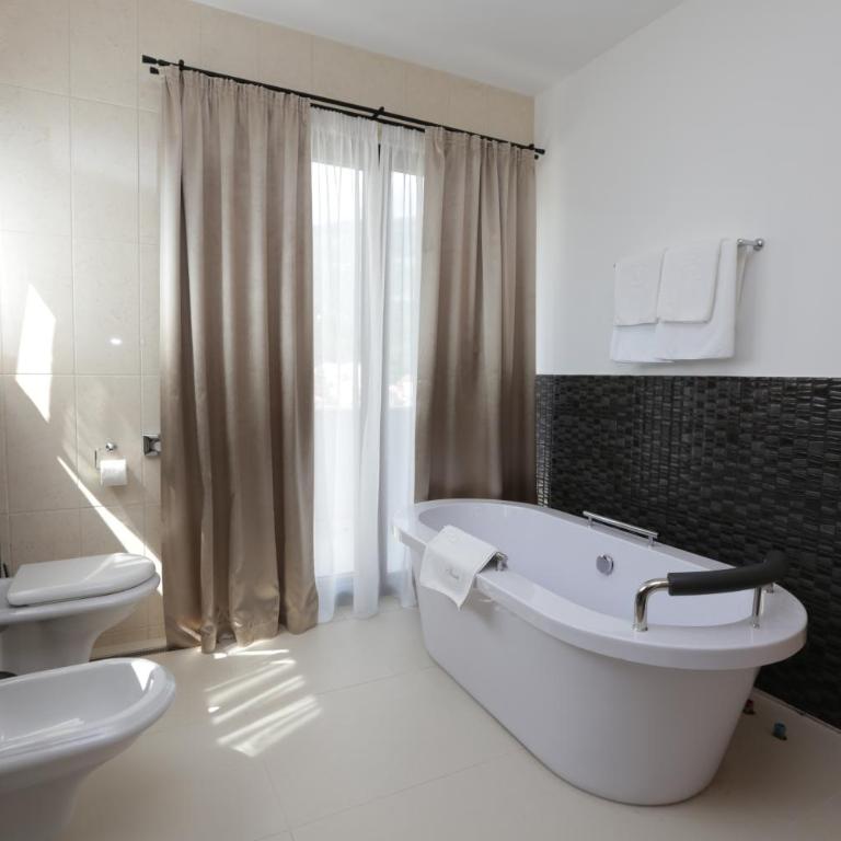 Hotel Tara Becici - Junior Suite with Mountain View - 3