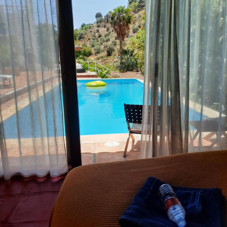 B&B rural El Oasis - Habitación con cama extragrande y vistas a la piscina - 4