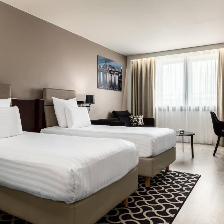 AC Hotel Paris Porte Maillot by Marriott - Chambre Familiale avec Lits Jumeaux et Canapé-Lit - 1