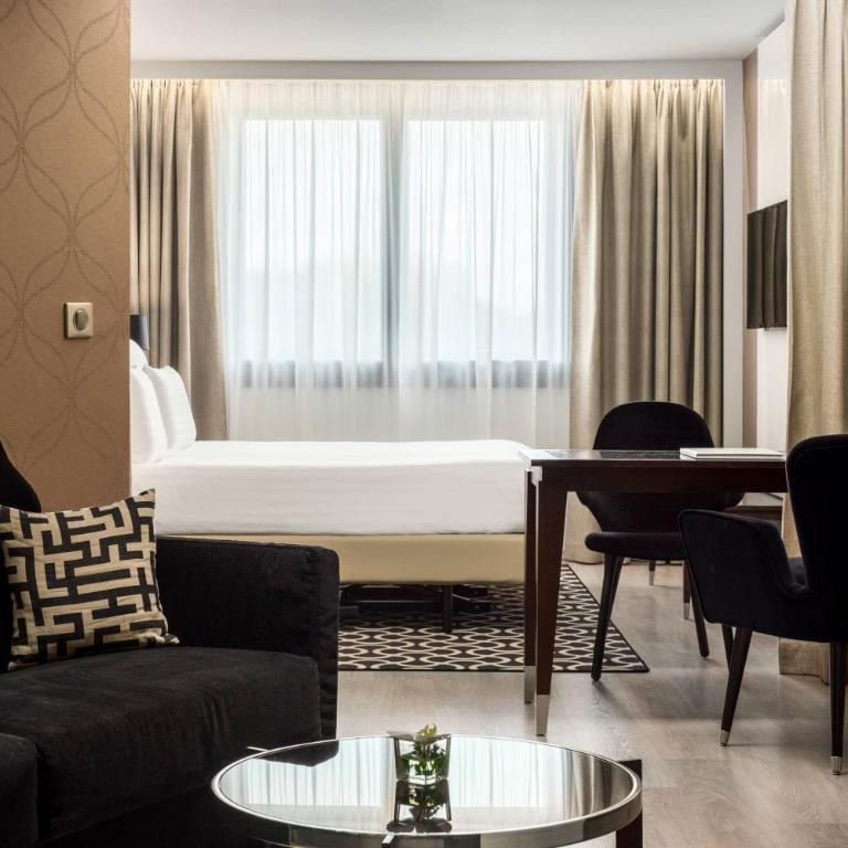 AC Hotel Paris Porte Maillot by Marriott - Chambre Familiale avec Lit Double et Canapé-Lit - 1