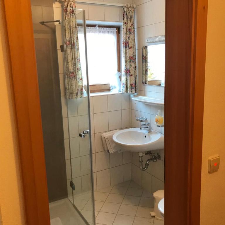Gästehaus Schwarzlofer - Budget Doppelzimmer - 9