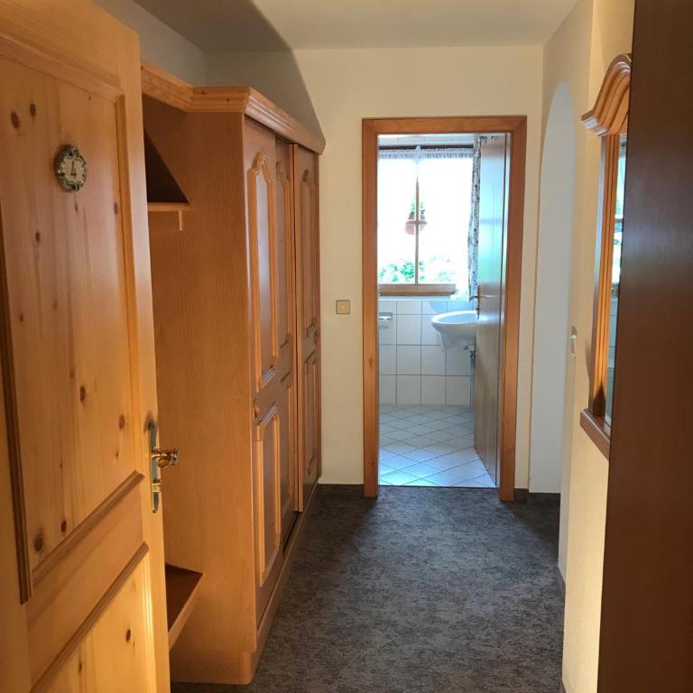 Gästehaus Schwarzlofer - Basic Dreibettzimmer - 2