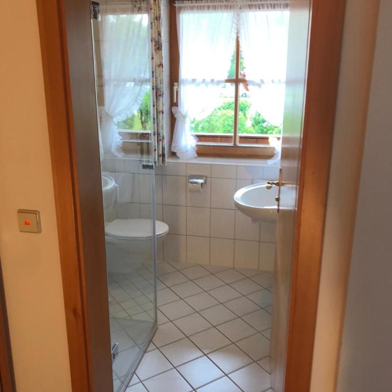 Gästehaus Schwarzlofer - Basic Dreibettzimmer - 3