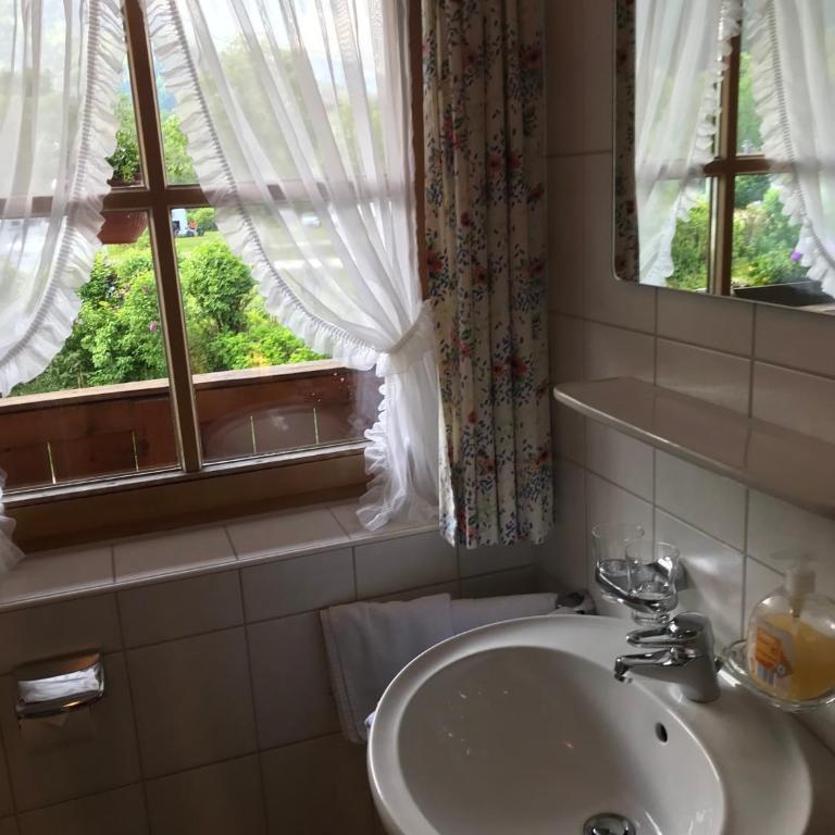 Gästehaus Schwarzlofer - Basic Dreibettzimmer - 4