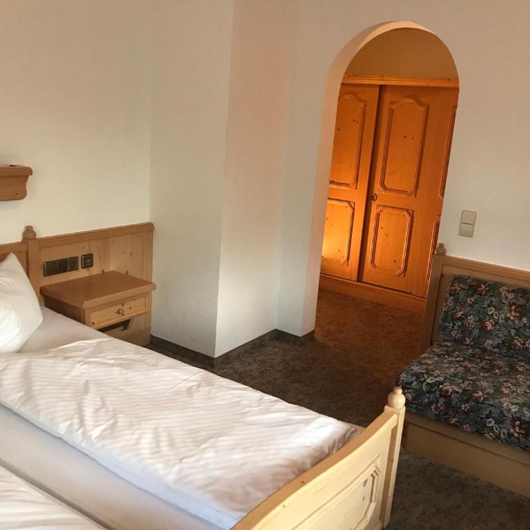 Gästehaus Schwarzlofer - Basic Dreibettzimmer - 10
