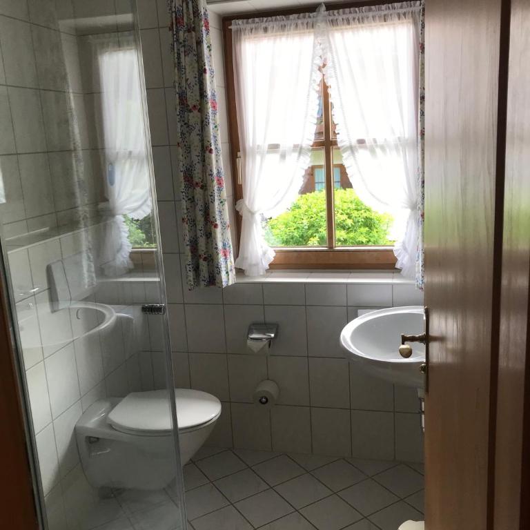 Gästehaus Schwarzlofer - Basic Dreibettzimmer - 18
