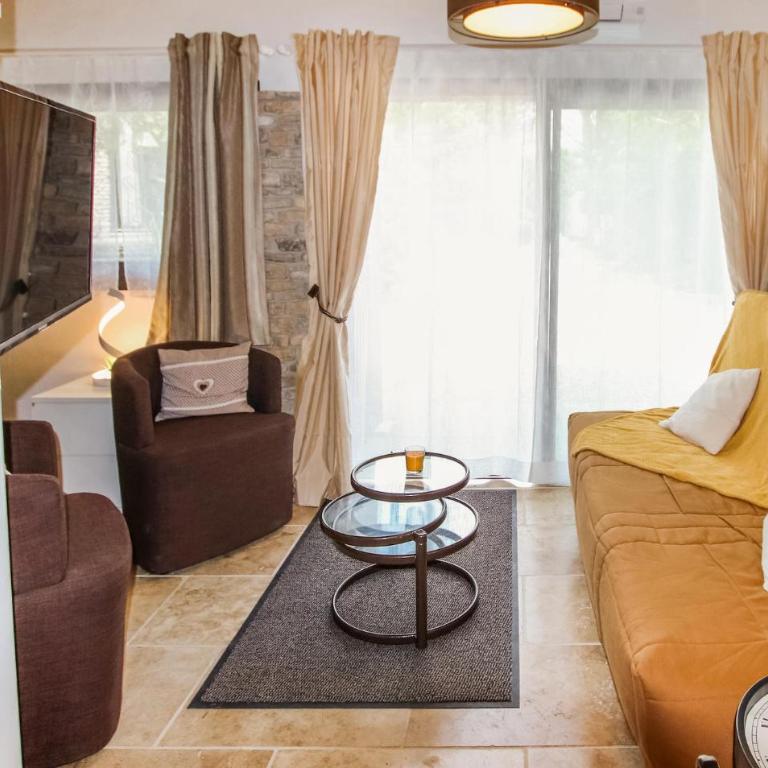 Amazing Home In Carpentras With Private Swimming Pool, Can Be Inside Or Outside - Maison de Vacances 1 Chambre - 4