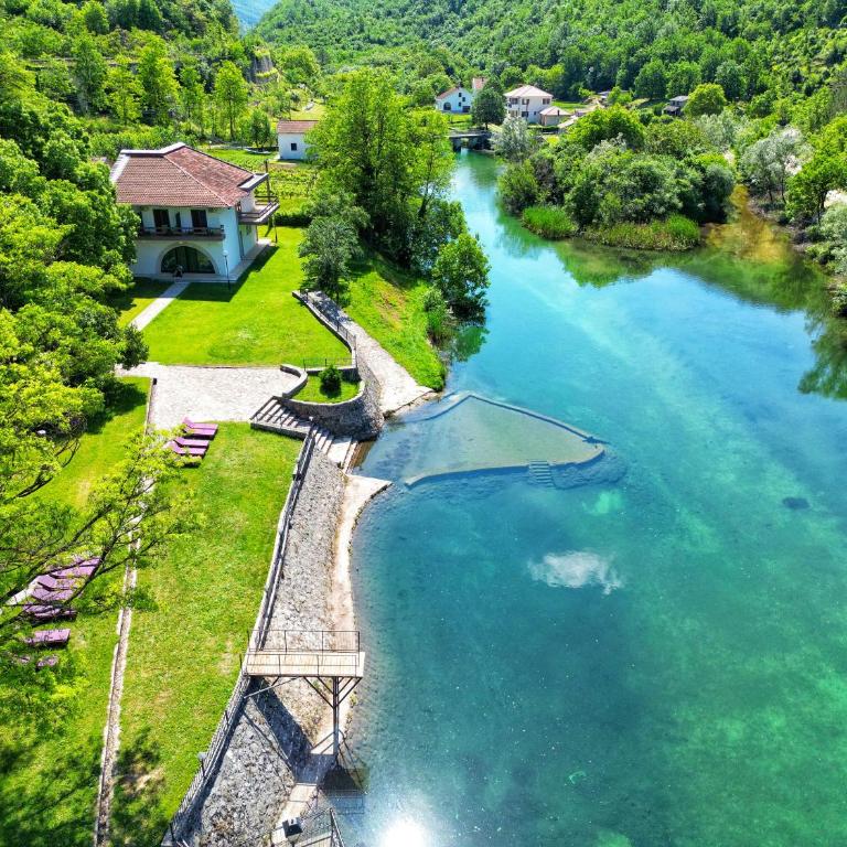 Jazina Hotel - Dvokrevetna Soba sa Bračnim Krevetom i Balkonom - 1