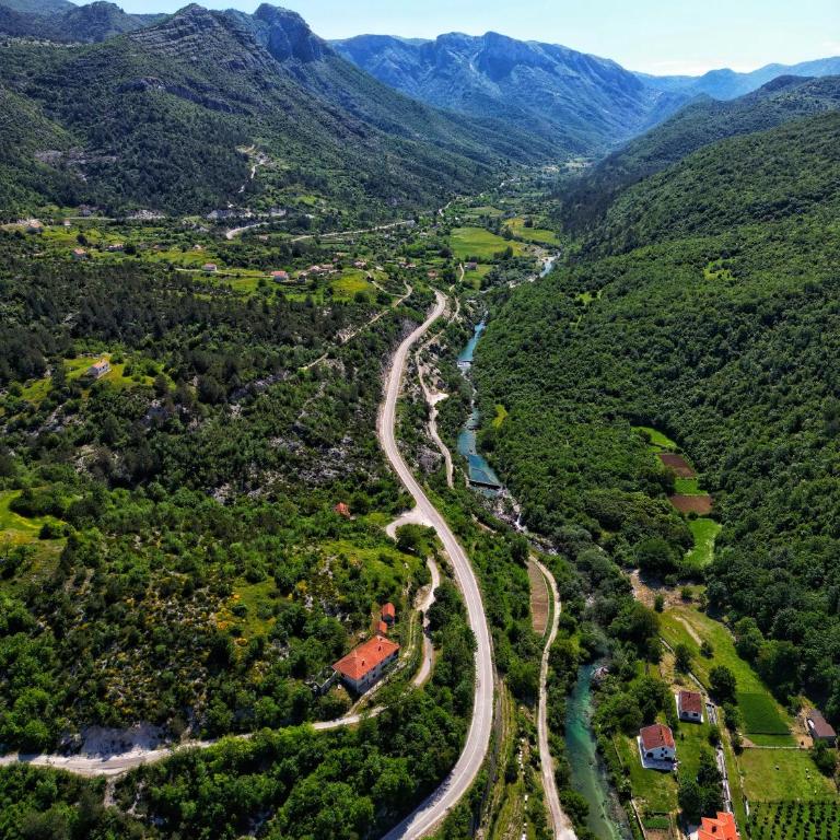 Jazina Hotel - Dvokrevetna Soba sa Bračnim Krevetom i Balkonom - 14