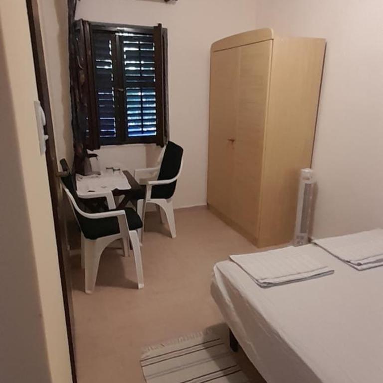 Guest house Ruzica - Dvokrevetna Soba sa Bračnim Krevetom i Sopstvenim Kupatilom - 2