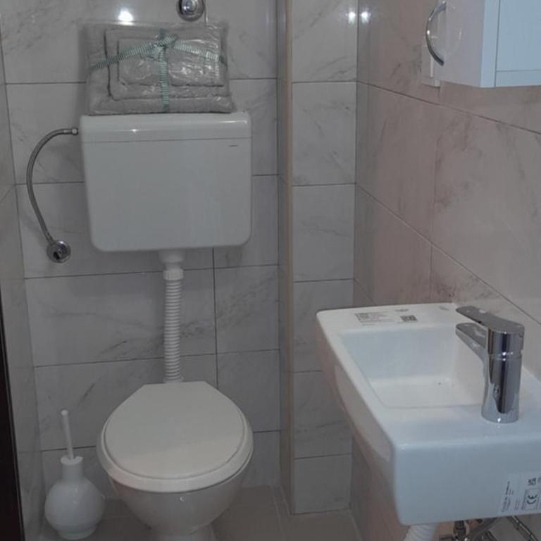 Guest house Ruzica - Dvokrevetna Soba sa Bračnim Krevetom i Sopstvenim Kupatilom - 3