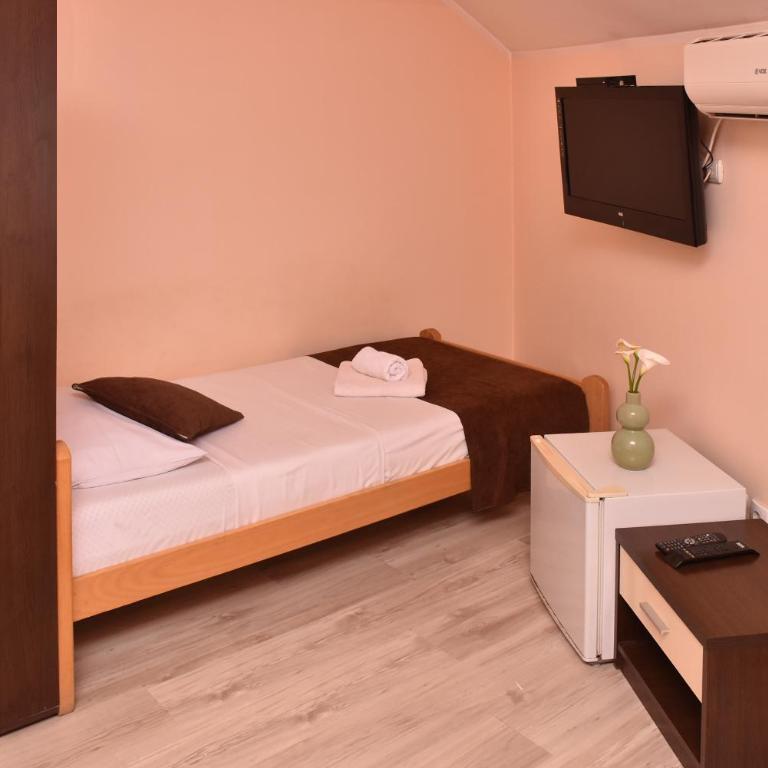 Guest House Villa Mir - Triple Room with Private Bathroom - 2