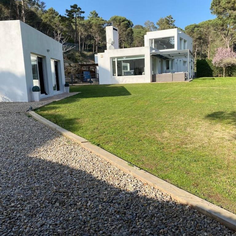 Casa y loft minimalista, jardín y parking privado - Villa - 13