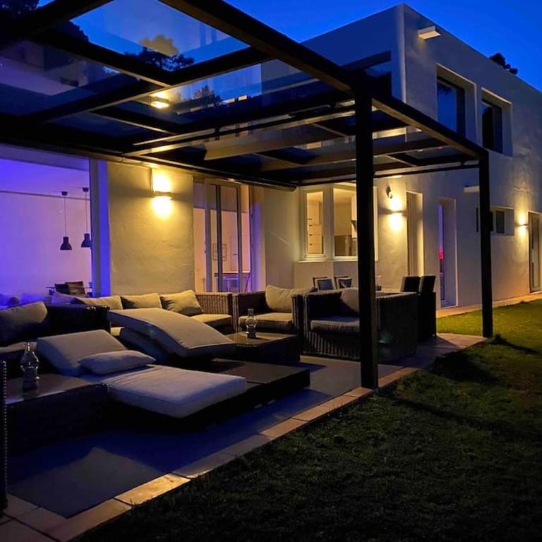 Casa y loft minimalista, jardín y parking privado - Villa - 16