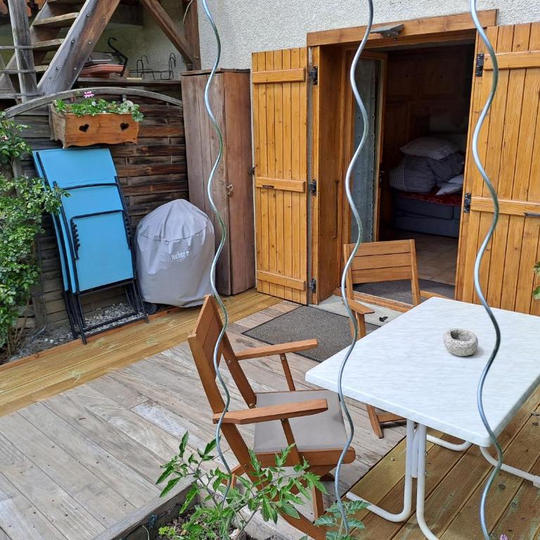 A4 km de Megève très joli studio avec jacuzzi ,vue sur les montagnes au calme - Studio - 2