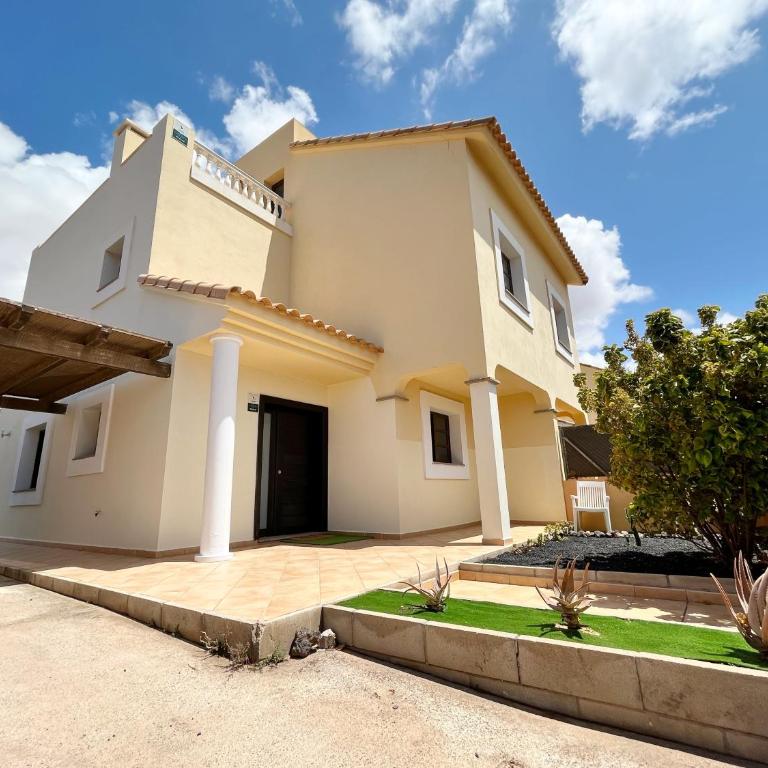 FTV Holidays Homes - Three-Bedroom House - 9