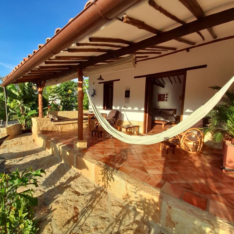Casa Alamanda B&B - Habitación con cama grande y vistas al jardín - 4