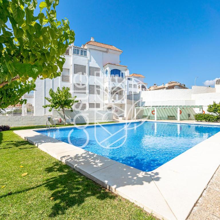 APARTAMENTO VACACIONAL A 10 MIN PUERTO DE BENALMADENA Y LA CARIHUELA PISCINA PLAYA PARKING GRATIS - Apartamento de 3 dormitorios - 1