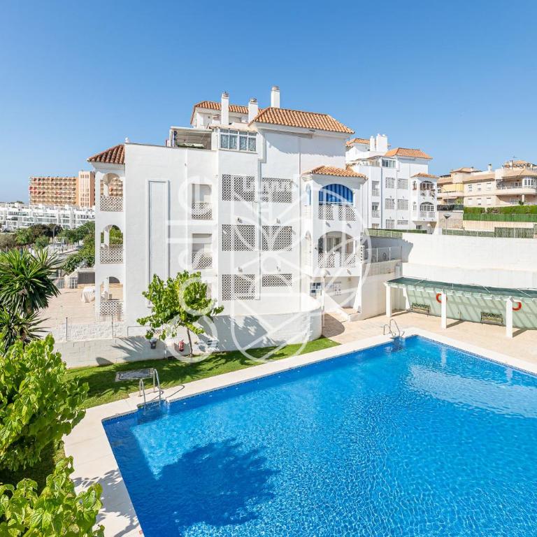 APARTAMENTO VACACIONAL A 10 MIN PUERTO DE BENALMADENA Y LA CARIHUELA PISCINA PLAYA PARKING GRATIS - Apartamento de 3 dormitorios - 16